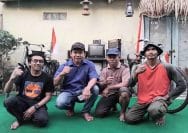 Ketua RW05 Kelurahan Marga Mulya, Djojo Suparjo (kedua dari kanan) pose bersama panitia kegiatan Pesta Rakyat.