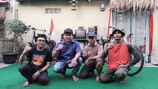 Ketua RW05 Kelurahan Marga Mulya, Djojo Suparjo (kedua dari kanan) pose bersama panitia kegiatan Pesta Rakyat.
