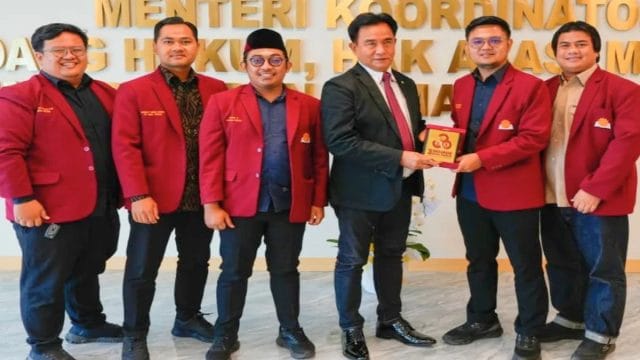 Menko Kumham Imipas, Yusril Ihza Mahendra (ketiga kanan) saat menerima audiensi PP Hima Persis di Jakarta, Selasa (11/8/2026).