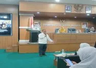 Sardi saat menjadi narasumber dalam Seminar Perempuan Politik bertema “Peningkatan Kepemimpinan Kaukus Perempuan Politik Indonesia” yang digelar Kaukus Perempuan Politik Indonesia (KPPI) Kota Bekasi di Aula Nonon Sonthanie, Kantor Wali Kota Bekasi, Senin (10/8/2026).