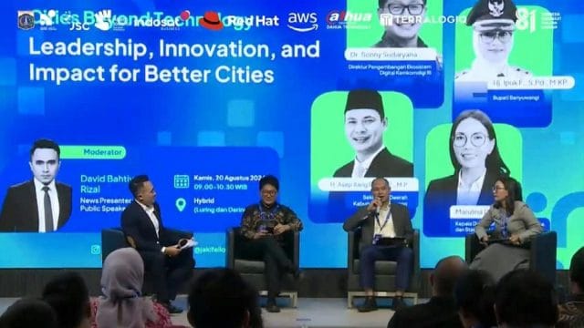 Sekda Kabupaten Karawang, H Asep Aang Rahmatullah (kedua dari kanan) saat pemaparan inovasi pelayanan publik digital Kabupaten Karawang melalui aplikasi Tangkar dalam forum Jakarta Smart City, Kamis (20/8/2026).