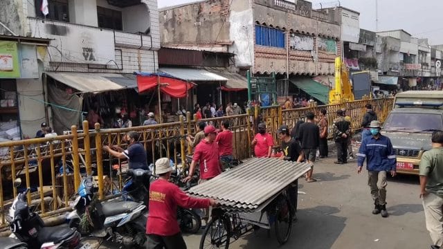 Situasi penertiban ratusan Pedagang Kaki Lima di Pasar Baru Bekasi