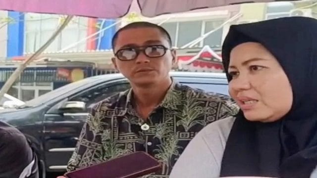 Susi Mira Yanti (kanan) didampingi kuasa hukumnya, Donny Hendry Effendy SH saat menyampaikan keterangan, Senin (24/8/2026).