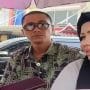 Susi Mira Yanti (kanan) didampingi kuasa hukumnya, Donny Hendry Effendy SH saat menyampaikan keterangan, Senin (24/8/2026).