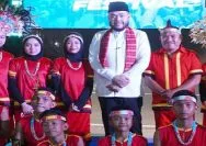 Wali Kota Padang, Fadly Amran bersama tim tari budaya di Festival Pawai Telong-Telong HJK Padang ke-357