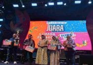 Para pemenang Lomba Fashion Show tampil dengan trofi kebanggaan di panggung Gebyar Pariwisata dan Ekonomi Kreatif (Gebrak) Volume 2 yang digelar Pemkab Bekasi di Meikarta District 1, Cikarang Selatan, Sabtu (8/8/2026) malam.