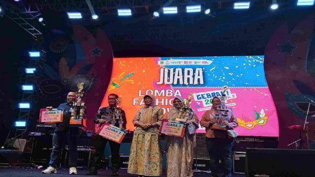 Para pemenang Lomba Fashion Show tampil dengan trofi kebanggaan di panggung Gebyar Pariwisata dan Ekonomi Kreatif (Gebrak) Volume 2 yang digelar Pemkab Bekasi di Meikarta District 1, Cikarang Selatan, Sabtu (8/8/2026) malam.