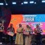 Para pemenang Lomba Fashion Show tampil dengan trofi kebanggaan di panggung Gebyar Pariwisata dan Ekonomi Kreatif (Gebrak) Volume 2 yang digelar Pemkab Bekasi di Meikarta District 1, Cikarang Selatan, Sabtu (8/8/2026) malam.