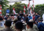 Aksi massal gabungan PKL Pasar Baru saat menyampaikan aspirasi di kantor DPRD Kota Bekasi, Rabu (02/9/2026).