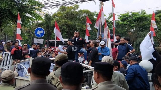 Aksi massal gabungan PKL Pasar Baru saat menyampaikan aspirasi di kantor DPRD Kota Bekasi, Rabu (02/9/2026).