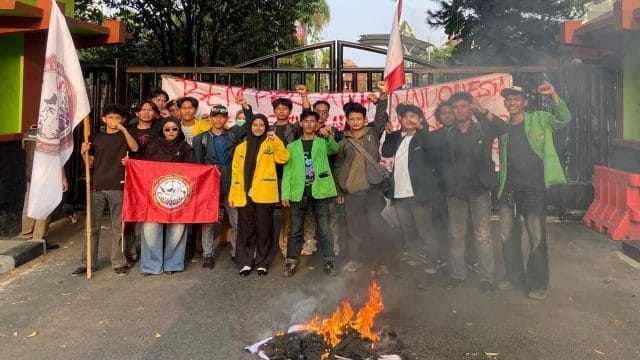 Aksi unjuk rasa Aliansi BEM Mahasiswa di Kantor Pemerintah Kota Bekasi pada Senin (21/9/2026).