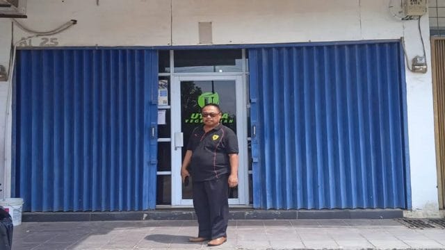 Almarhum H. Andi Tajuddin saat berada di salah satu ruko komplek Perumahan Glory Home's di Kelurahan Sadai, Kecamatan Bengkong, Kota Batam, Kepulauan Riau.
