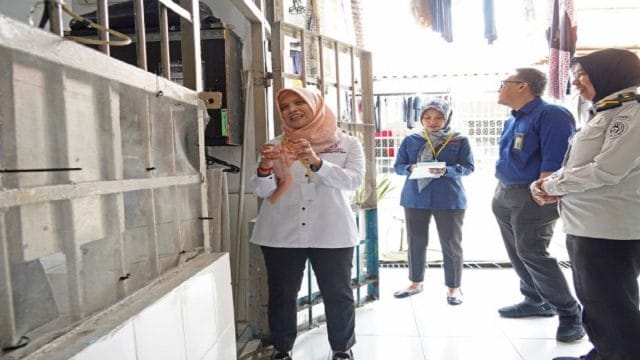 Anggota Ombudsman RI, Syafrida R Rasahan saat melakukan pemantauan di Rutan Kelas I Pondok Bambu