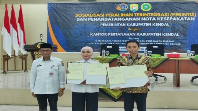 Bupati Kendal, Dyah Kartika Permanasari dan Kepala Kantor Pertanahan Kabupaten Kendal, Joko Wiyono saat Sosialisasi Peralihan Hak Terintegrasi (Perintis) dan penandatanganan nota kesepakatan.