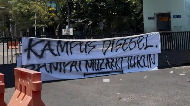 Gerbang Kampus UINSA 1 disegel oleh mahasiswa