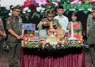 Gubernur DKI Jakarta, Pramono Anung dan Wakil Gubernur DKI Jakarta, Rano Karno potong tumpeng dalam rangkaian syukuran HUT ke-76 Satpol PP dan HUT ke-64 Satlinmas.