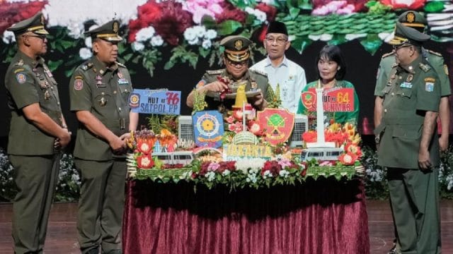 Gubernur DKI Jakarta, Pramono Anung dan Wakil Gubernur DKI Jakarta, Rano Karno potong tumpeng dalam rangkaian syukuran HUT ke-76 Satpol PP dan HUT ke-64 Satlinmas.