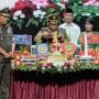 Gubernur DKI Jakarta, Pramono Anung dan Wakil Gubernur DKI Jakarta, Rano Karno potong tumpeng dalam rangkaian syukuran HUT ke-76 Satpol PP dan HUT ke-64 Satlinmas.