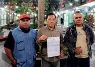 Foto: Kuasa Hukum Gandhi, Kapryani SH (tengah) menunjukkan bukti laporan polisi.