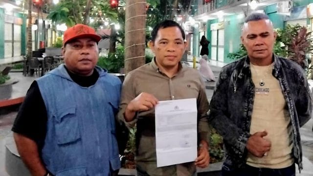 Foto: Kuasa Hukum Gandhi, Kapryani SH (tengah) menunjukkan bukti laporan polisi.