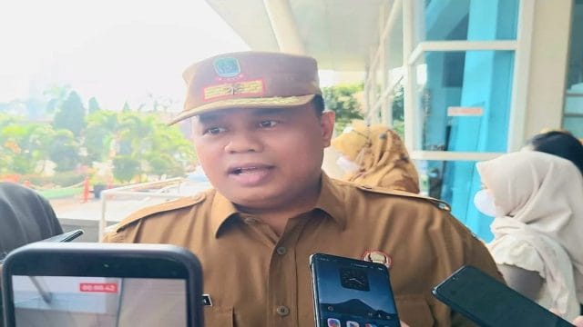 Kepala Dinas Sosial Kota Bekasi, Robert TP Siagian saat menyampaikan keterangan, Senin (07/9/2026).