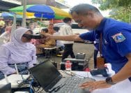 Layanan jemput bola administrasi kependudukan (Adminduk) oleh Suku Dinas Dukcapil Jakarta Selatan di halaman Pasar Pondok Labu, Kecamatan Cilandak, Rabu (30/9/2026).