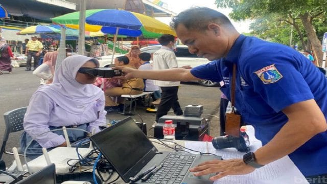 Layanan jemput bola administrasi kependudukan (Adminduk) oleh Suku Dinas Dukcapil Jakarta Selatan di halaman Pasar Pondok Labu, Kecamatan Cilandak, Rabu (30/9/2026).