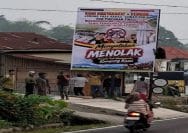 Pemasangan spanduk penolakan trase Jalan Tol Sicincin-Bukittinggi di tepi jalan nasional Padang Panjang-Bukittinggi