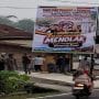 Pemasangan spanduk penolakan trase Jalan Tol Sicincin-Bukittinggi di tepi jalan nasional Padang Panjang-Bukittinggi
