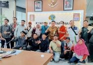 Perwakilan pengunjuk rasa dan ahli waris foto bersama Kepala Kantor BPN, usai dialog mediasi.