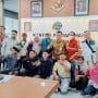 Perwakilan pengunjuk rasa dan ahli waris foto bersama Kepala Kantor BPN, usai dialog mediasi.