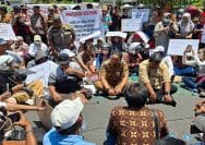 Ratusan Pedagang Pasar Bandar dan Pahing Kediri Demo, Desak Dirut Perumda Pasar Joyoboyo Dicopot