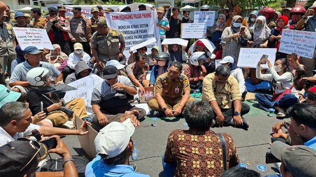 Ratusan Pedagang Pasar Bandar dan Pahing Kediri Demo, Desak Dirut Perumda Pasar Joyoboyo Dicopot