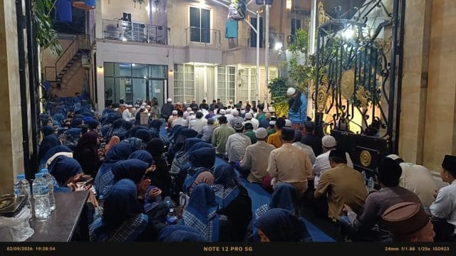 Ratusan warga masyarakat memadati peringatan Maulid Nabi di kediaman Ketua DPC PAN Bekasi Utara, Rabu (02/9/2026) malam.