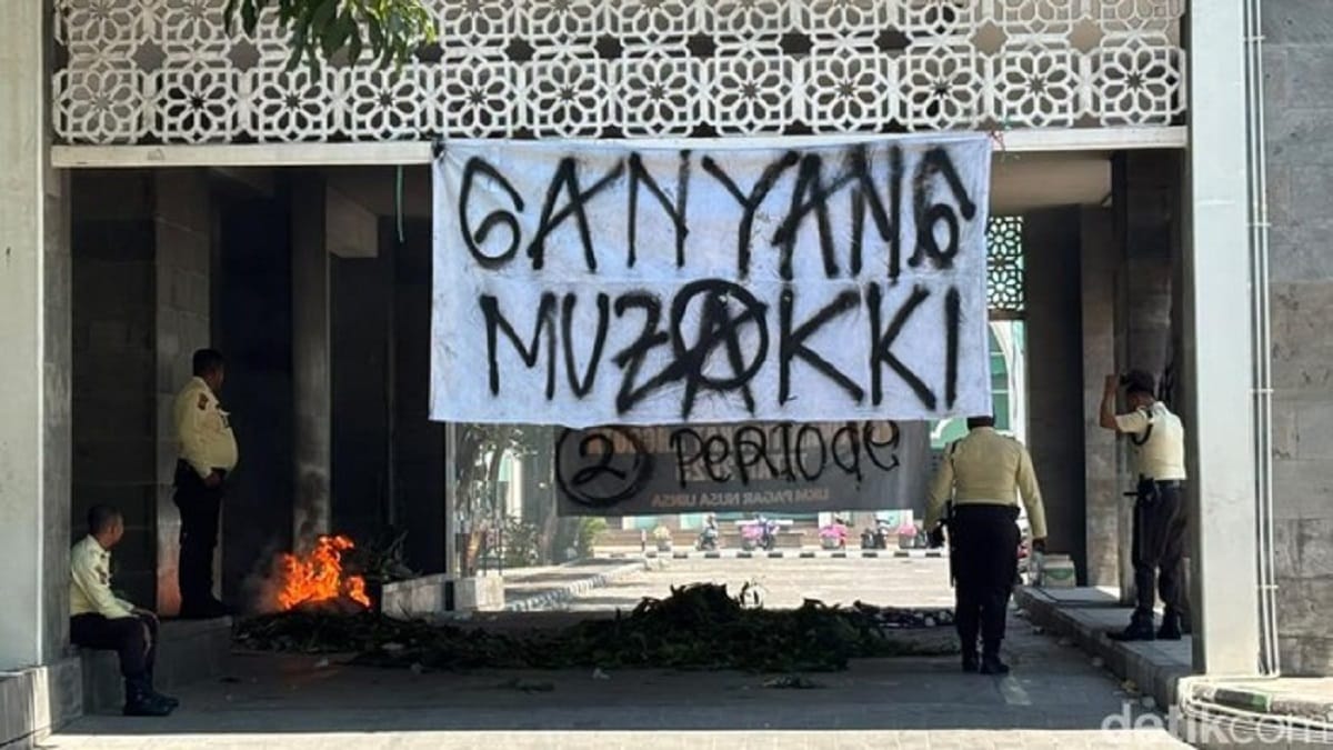 Spanduk-spanduk aksi demonstrasi mahasiswa UINSA .