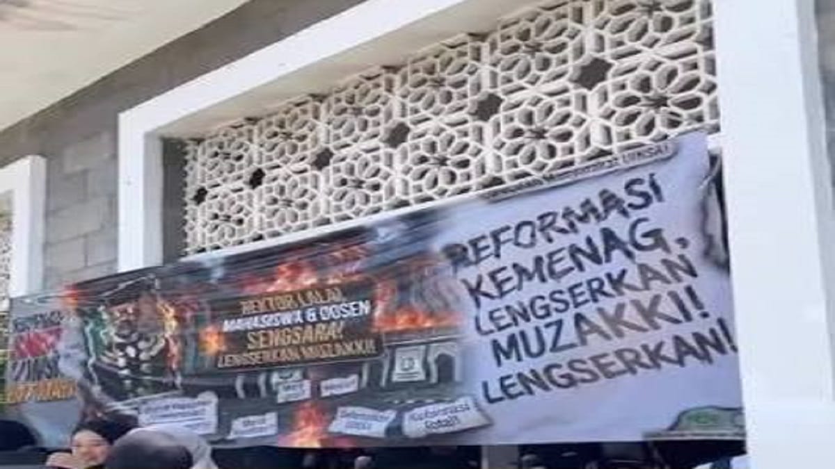 Spanduk-spanduk aksi demonstrasi mahasiswa UINSA