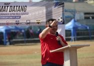 Wakil Wali Kota Bekasi, Abdul Harris Bobihoe resmi membuka pertandingan sepakbola antar warga pekayon.