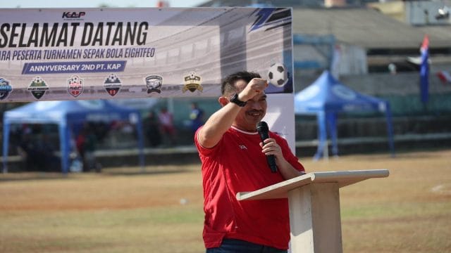 Wakil Wali Kota Bekasi, Abdul Harris Bobihoe resmi membuka pertandingan sepakbola antar warga pekayon.