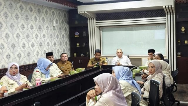 Wakil ketua 2 DPRD Kota Bekasi, Faisal SE saat menerima audensi relawan PSM diruang aspirasi DPRD, Senin (07/9/2026).