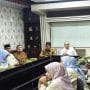 Wakil ketua 2 DPRD Kota Bekasi, Faisal SE saat menerima audensi relawan PSM diruang aspirasi DPRD, Senin (07/9/2026).