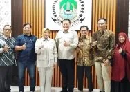 Warga Perumahan Pemda Jatiasih, foto bersama jajaran Komisi 2 DPRD Kota Bekasi usai audensi.