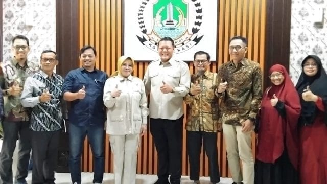 Warga Perumahan Pemda Jatiasih, foto bersama jajaran Komisi 2 DPRD Kota Bekasi usai audensi.
