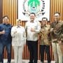 Warga Perumahan Pemda Jatiasih, foto bersama jajaran Komisi 2 DPRD Kota Bekasi usai audensi.
