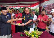 Anggota DPRD Kota Bekasi, ARH saat peresmian Gapura di RW 036, Kelurahan Teluk Pucung.