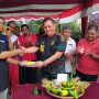 Anggota DPRD Kota Bekasi, ARH saat peresmian Gapura di RW 036, Kelurahan Teluk Pucung.