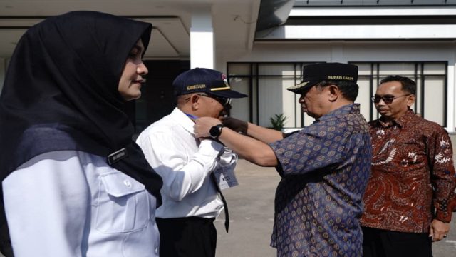 Bupati Garut, Abdusy Syakur Amin melepas peserta Diklat BCKS Tahun 2026 di halaman Kantor Dinas Pendidikan Kabupaten Garut