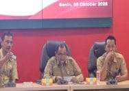 Bupati Semarang, Ngesti Nugraha (tengah) bersama Kepala Dispendukcapil Kabupaten Semarang, Tajudin Noor (kiri)