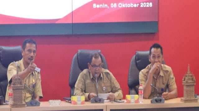 Bupati Semarang, Ngesti Nugraha (tengah) bersama Kepala Dispendukcapil Kabupaten Semarang, Tajudin Noor (kiri)