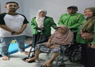 DPC PPP Kota Bekasi bersama PAC PPP Kecamatan Bantar Gebang menyerahkan bantuan berupa satu unit kursi roda kepada Ibu Asmunih Binti Ai San
