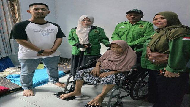 DPC PPP Kota Bekasi bersama PAC PPP Kecamatan Bantar Gebang menyerahkan bantuan berupa satu unit kursi roda kepada Ibu Asmunih Binti Ai San